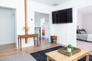 3 chambres, bureau, fer et planche à repasser, lit parapluie