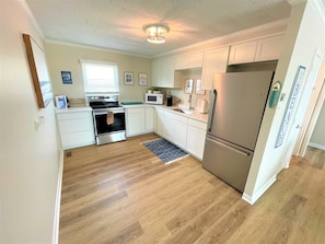 Een koelkast, een magnetron, een oven, een kookplaat