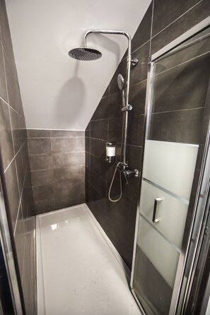 Chuveiro, secador de cabelo, toalhas de banho, sabonete