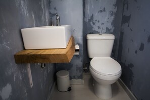 Dusch, hårtork, handdukar och tvål