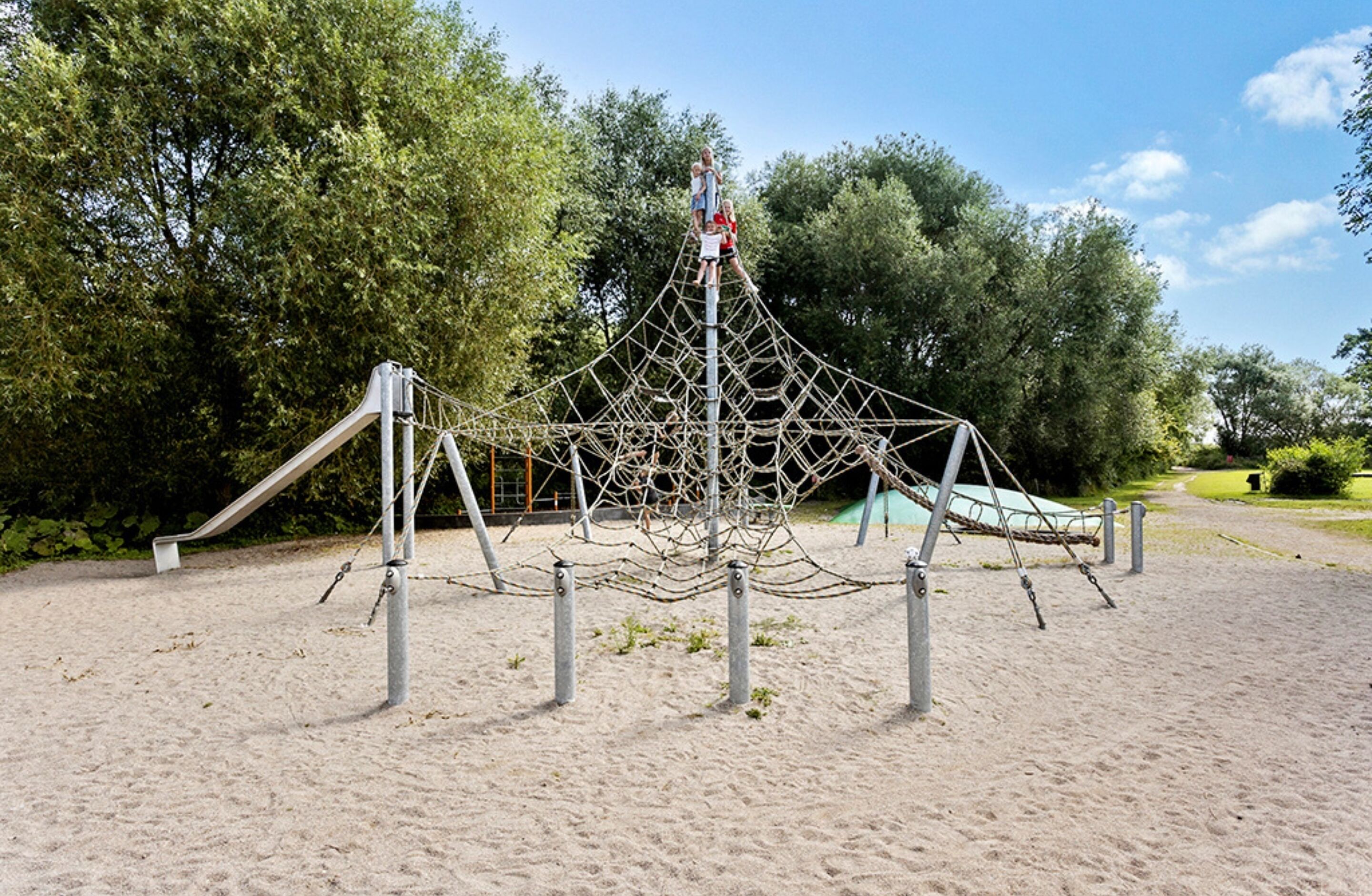 Tempat bermain anak - outdoor