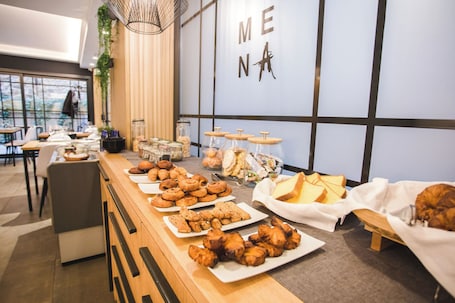 Desayuno buffet diario (EUR 12 por persona)