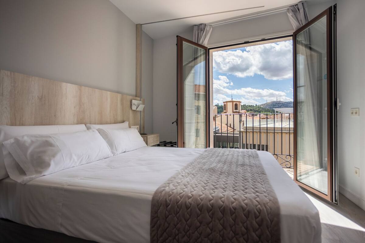 Premium bedding, in-room safe, desk, laptop workspace