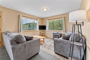 Peshastin 2 Bedroom Cabin Private Bath | Living area