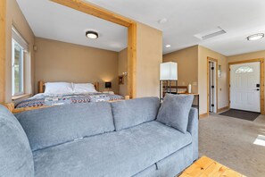Cooper 1 Bedroom Cabin Private Bath | Living area