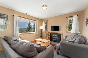 Orondo 2 Bedroom Cabin Private Bath | Living area | 32-inch flat-screen TV with digital channels, TV, DVD player - Echo Valley Resort & Cabins (Manson)