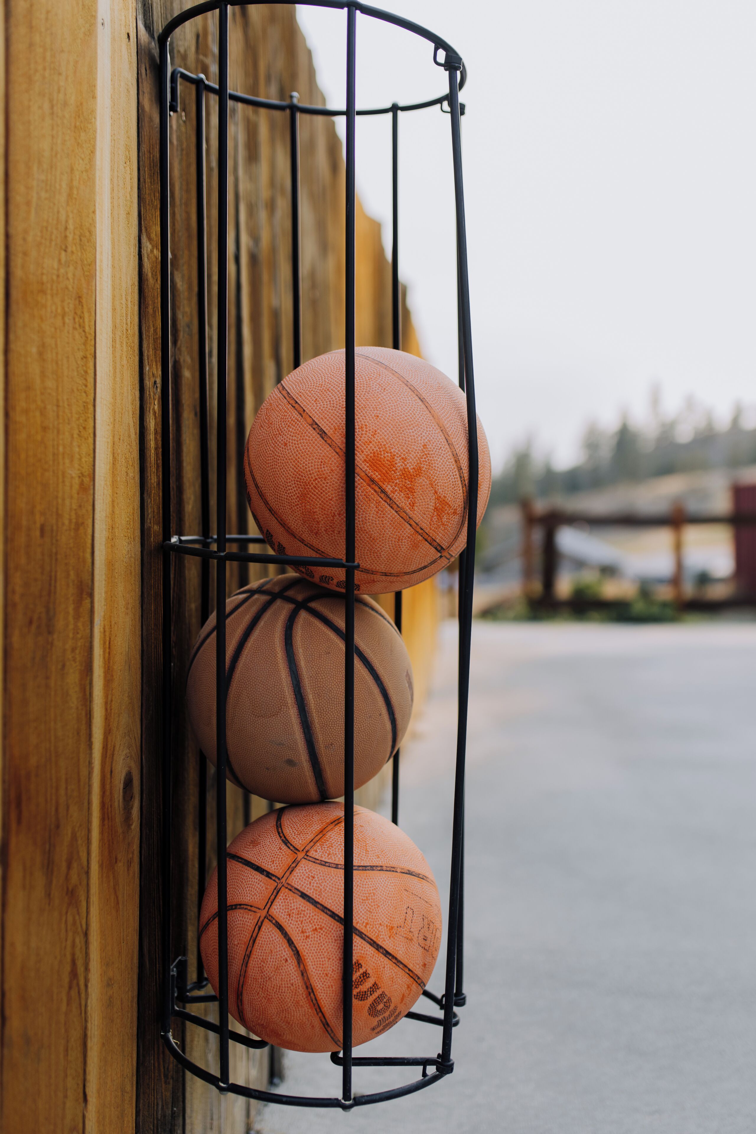 Een basketbalring met drie basketballen.