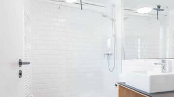 Haartrockner, Handtücher, Toilettenpapier