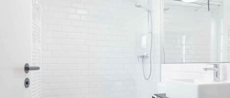 Secadora de cabello, toallas, papel de baño