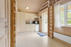 Basic Cabin | Private kitchen | Fridge, stovetop, coffee/tea maker, electric kettle