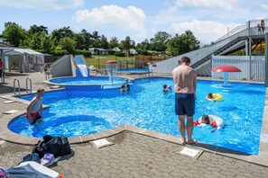 Piscine extérieure (ouverte en saison), chaises longues