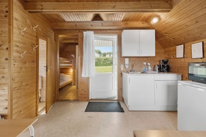 Classic Cabin | Private kitchenette | Fridge, stovetop, coffee/tea maker, electric kettle - First Camp Skovlund Lillebælt (Middelfart)