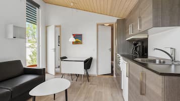 Comfort Cabin | Private kitchen | Fridge, stovetop, coffee/tea maker, electric kettle