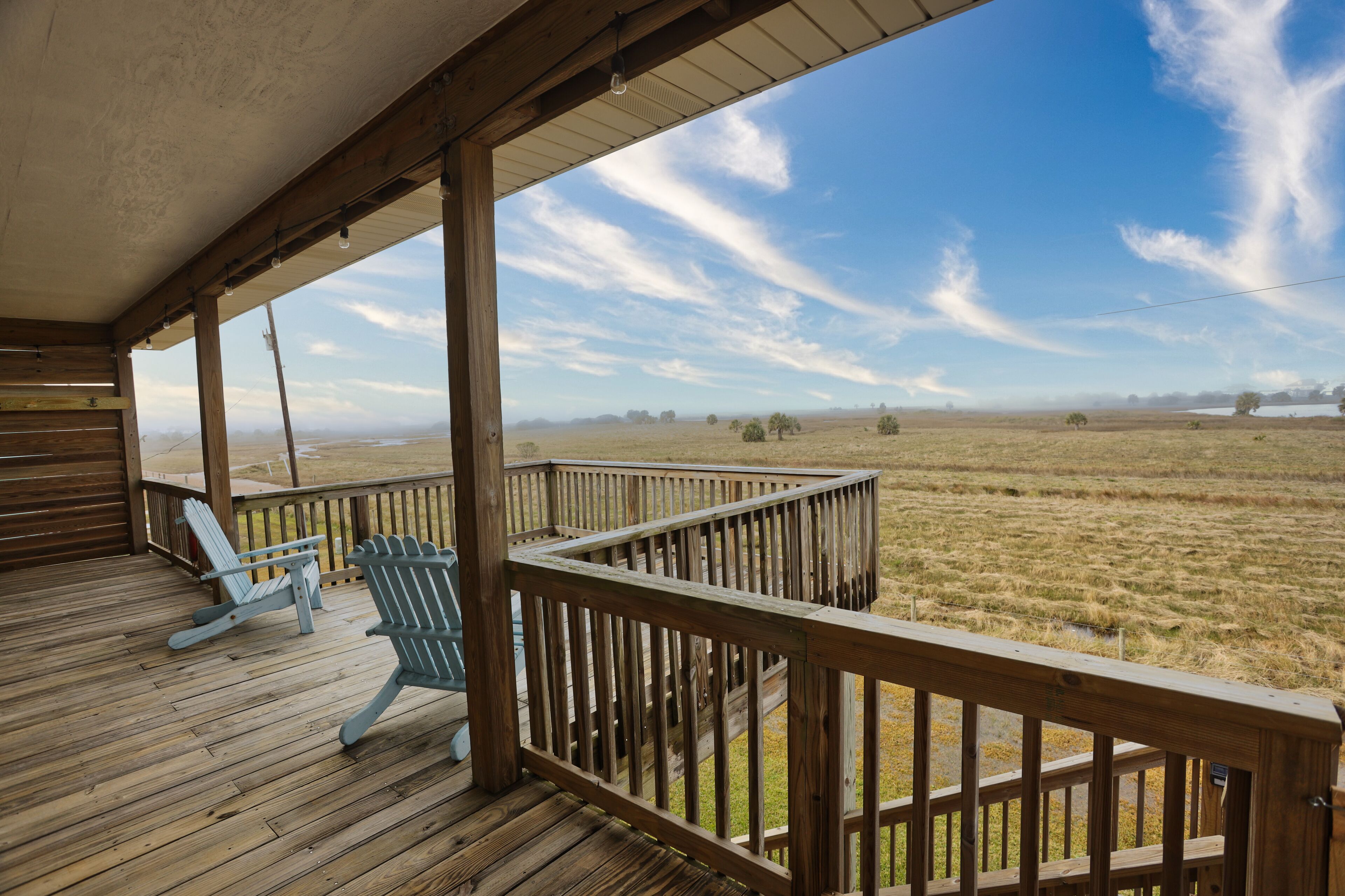Beautiful Bay View / 2 Min Drive to Beach + Huge Deck