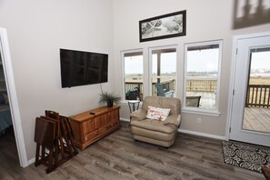 TV - Beautiful Bay View / 2 Min Drive to Beach + Huge Deck (Galveston)