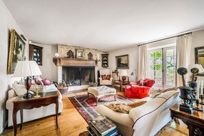 Kamin, Tischtennisplatte, Bücher