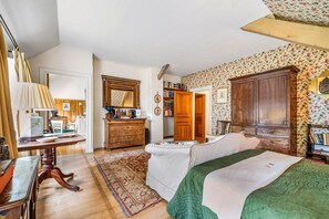 7 habitaciones, tabla de planchar con plancha, wifi y ropa de cama 