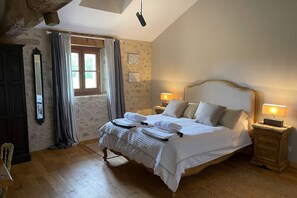 5 bedrooms, iron/ironing board, WiFi, bed sheets