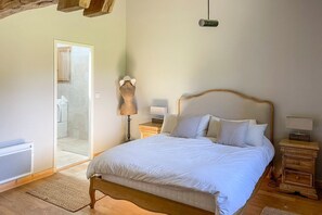 5 bedrooms, iron/ironing board, WiFi, bed sheets - Grange La Chouette - Five Bedroom Villa, Sleeps 10 (Étouars)