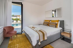 6 bedrooms, iron/ironing board, internet, bed sheets