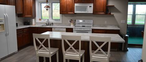 Frigorífico, microondas, horno y placa de cocina