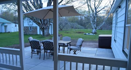 Apple View- Quiet, handicap accessible country home with a hot tub!