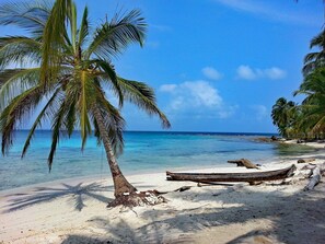 Chaises longues, serviettes de plage
