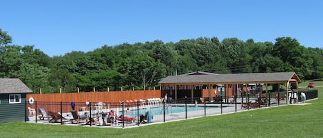 Een verwarmd zwembad