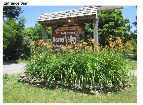 Lovely 1-BR tiny house with additional sleeping loft. Less than 5 mi from Cooperstown