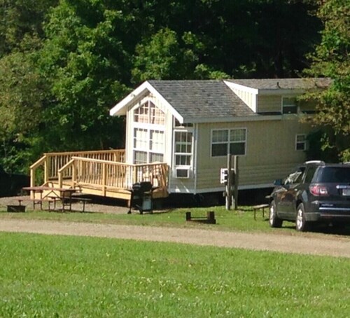 Lovely 1-BR tiny house with additional sleeping loft. Less than 5 mi from Cooperstown