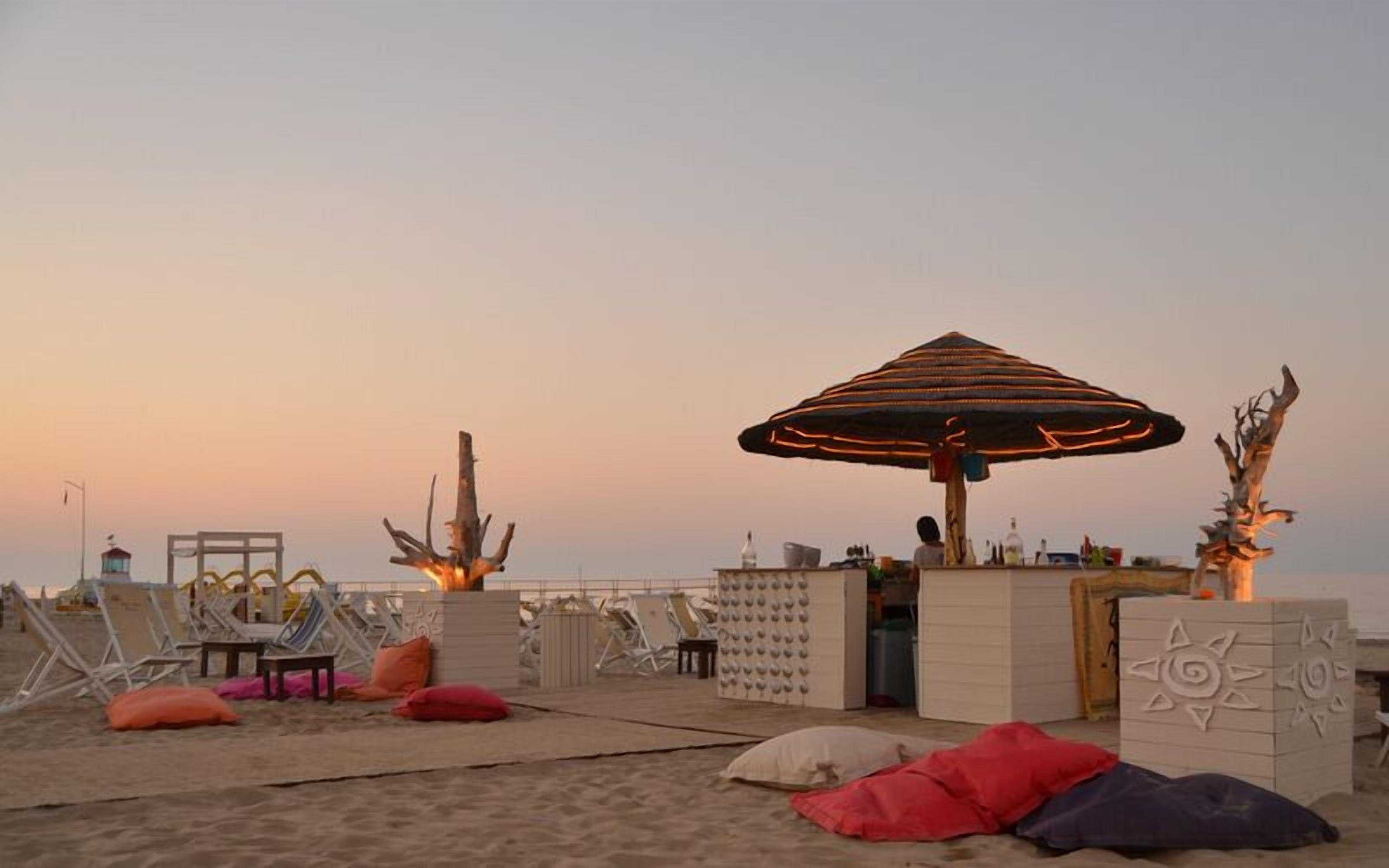 Am Strand, Yoga, Volleyball, 4 Strandbars