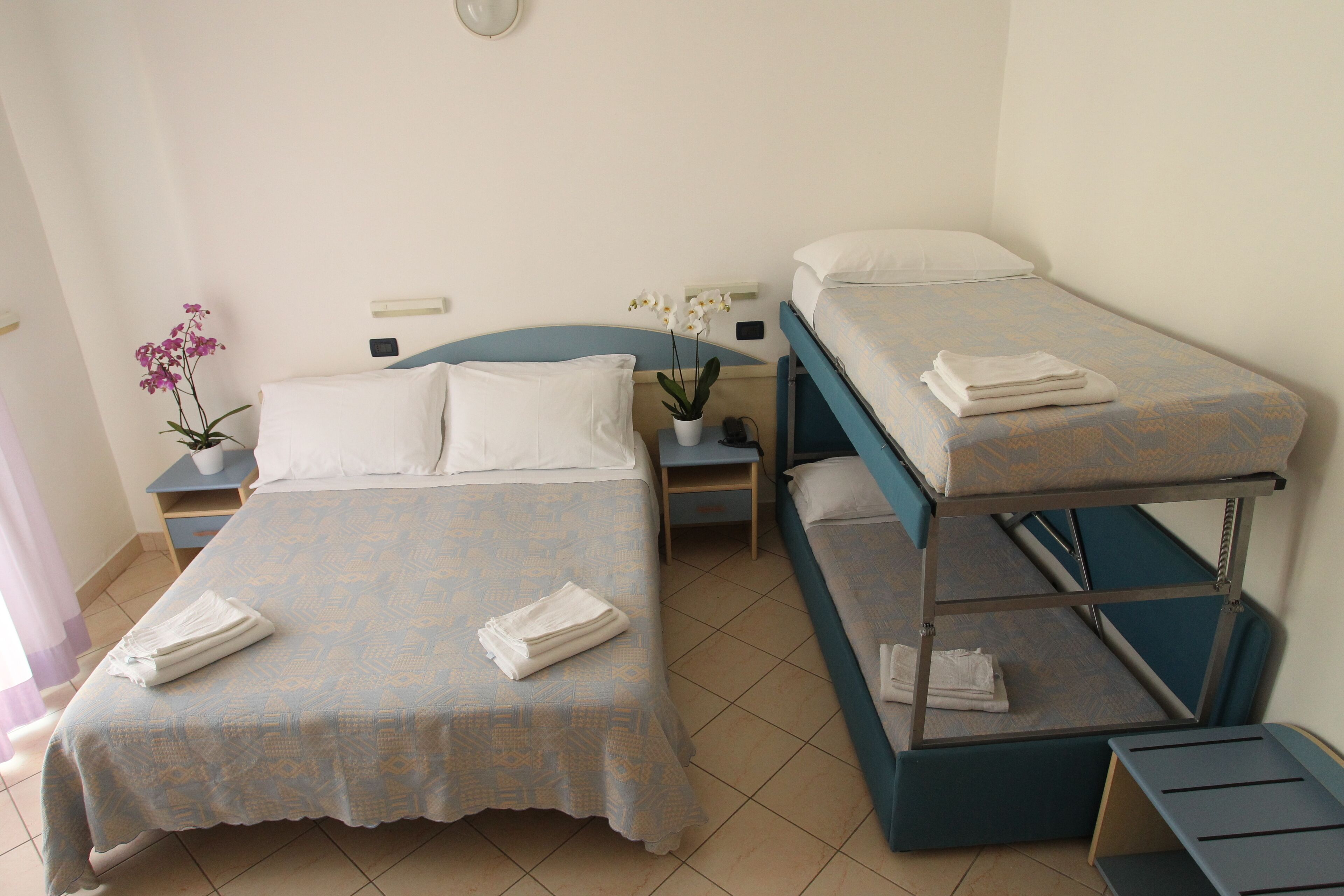 Chambre Quadruple Confort | Minibar, coffres-forts dans les chambres, bureau, Wi-Fi gratuit