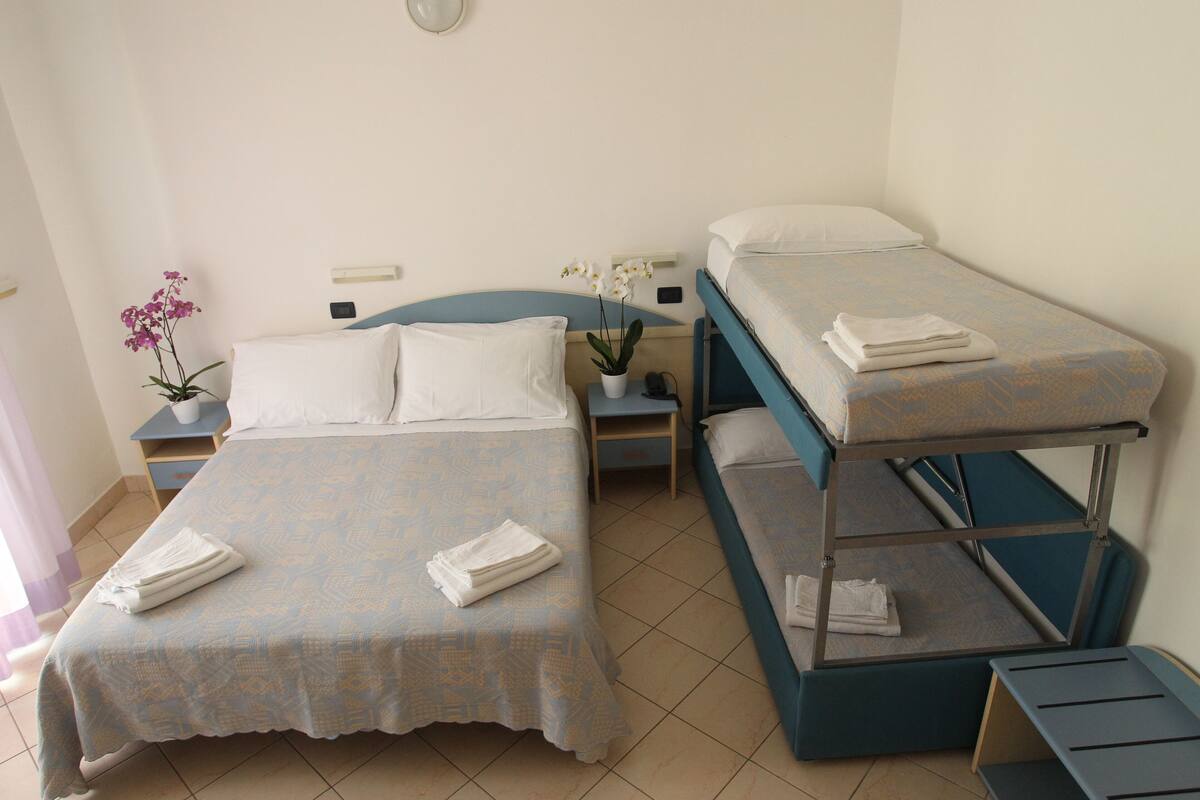 Quadrupla Comfort | Minibar, una cassaforte in camera, una scrivania, Wi-Fi gratuito