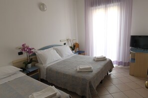 Minibar, in-room safe, desk, free WiFi - Hotel Giorg - WaterPark Free Entrance (Rimini)