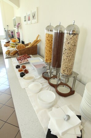 Café da manhã completo grátis todos os dias