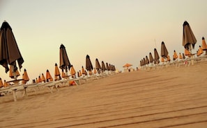 En la playa, yoga en la playa, vóleibol de playa y 4 bares en la playa