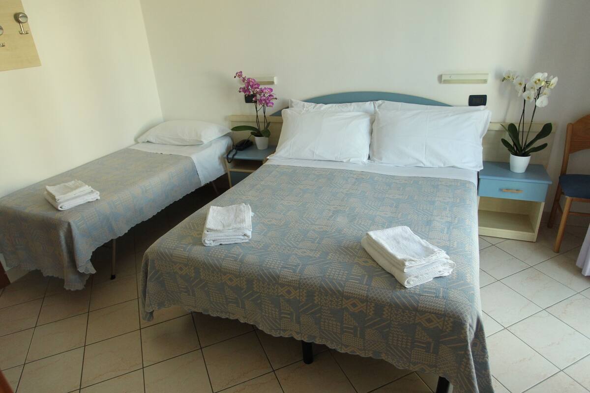 Quarto triplo conforto | Cofres nos quartos, escrivaninha, berço de viagem, Wi-Fi de cortesia