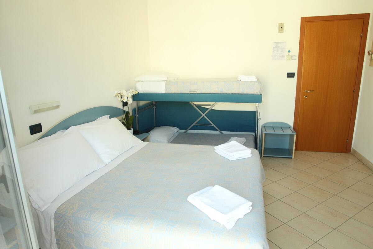 Quarto quádruplo conforto | Cofres nos quartos, escrivaninha, berço de viagem, Wi-Fi de cortesia