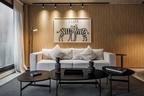 Loft Élite, 1 chambre, balcon | Aire de séjour | Téléviseur connecté de 65 po avec télévision par câble, téléviseur