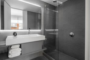 Deluxe Loft, 1 Bedroom, Balcony | Bathroom | Shower, hair dryer, bidet, towels - Nido Pasaje Cabrer (Buenos Aires)