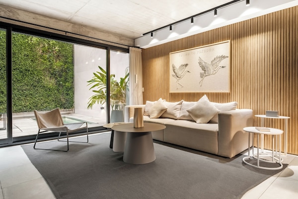 Loft, 2 habitaciones, piscina privada | Zona de estar | Smart TV de 65 pulgadas con canales por cable, una televisión