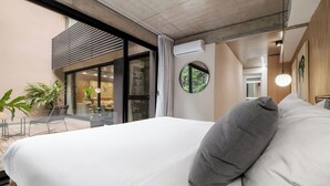 Loftsrom, 2 soverom, privat basseng | Safe på rommet, strykejern/-brett og wi-fi (inkludert)