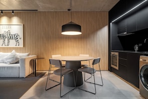 Loft Élite, 1 chambre, balcon | Aire de séjour | Téléviseur connecté de 65 po avec télévision par câble, téléviseur