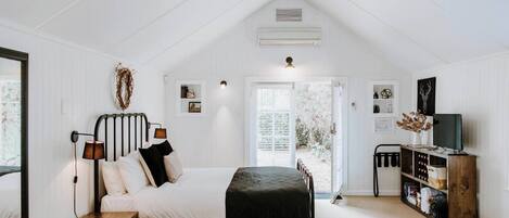 Tabla de planchar con plancha, cuna de viaje, wifi y ropa de cama