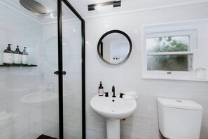 Douche à « effet pluie », articles de toilette gratuits, sèche-cheveux