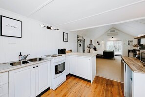 Køleskab, mikrobølgeovn, ovn, kogeplade