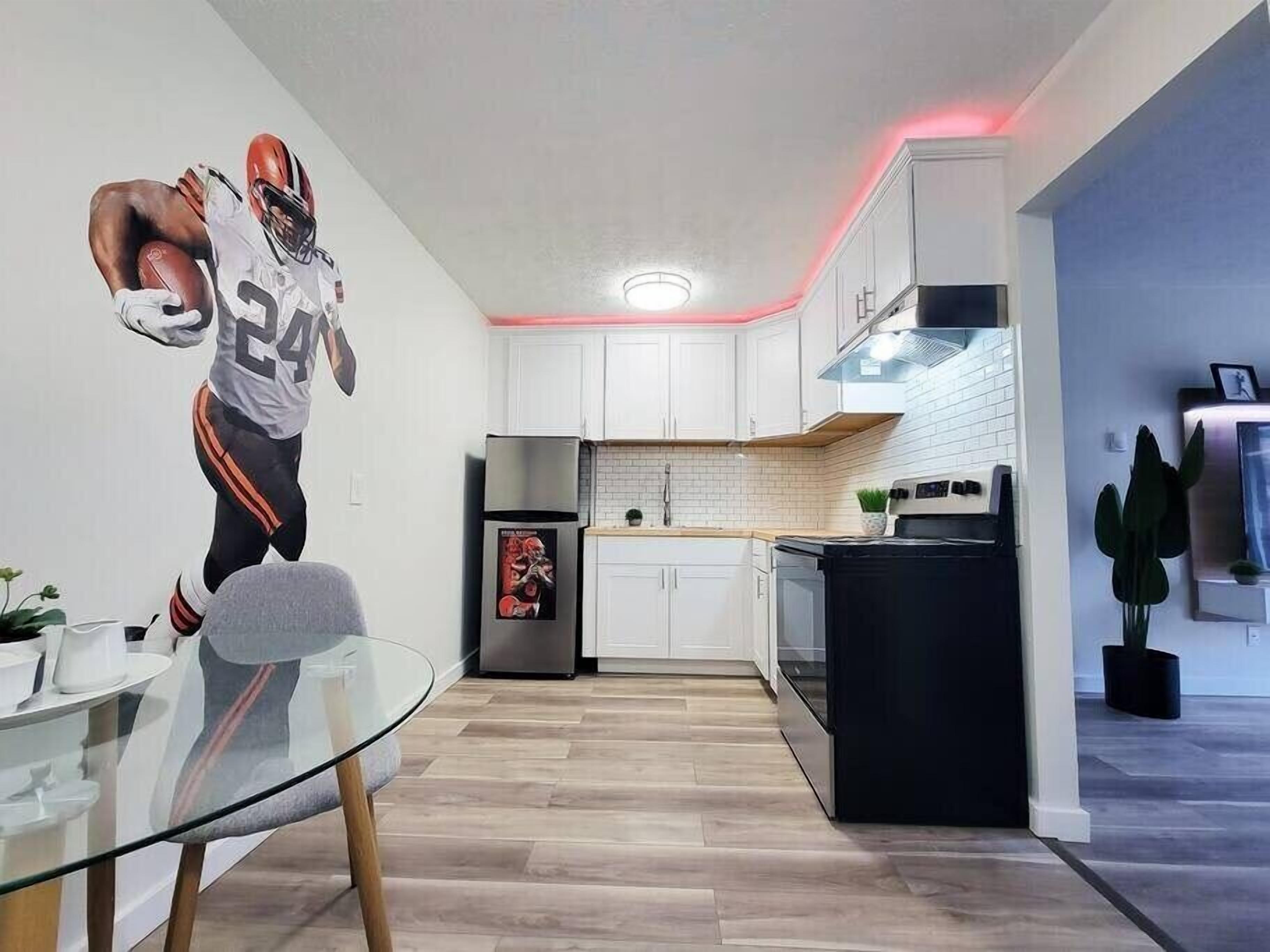 Spacious Upgraded Private HOF Apt - 7 minute walk