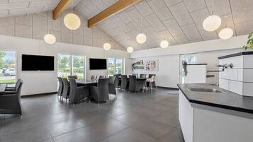 Frigorifero, seggiolone, macinacaffè, pentole/stoviglie/utensili