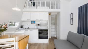 Stuga Deluxe | Eget kök | Kylskåp, kaffe- och tebryggare, barnstol och kaffekvarn