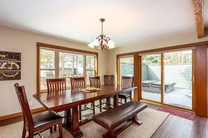 Dining - Big Leaf 7: 3BR/3BA, Private Hot Tub, A/C, 6 Bikes, Sleeps 8 (Sunriver)